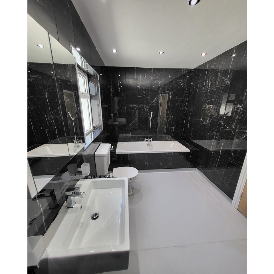 Main Bathroom with the shower tub with the modern design